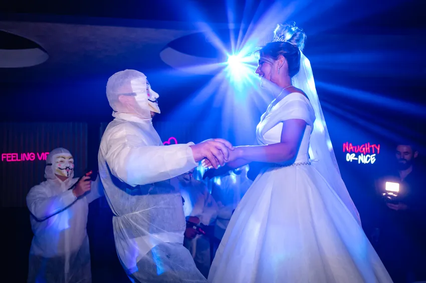 Promisiuni și zâmbete la altar